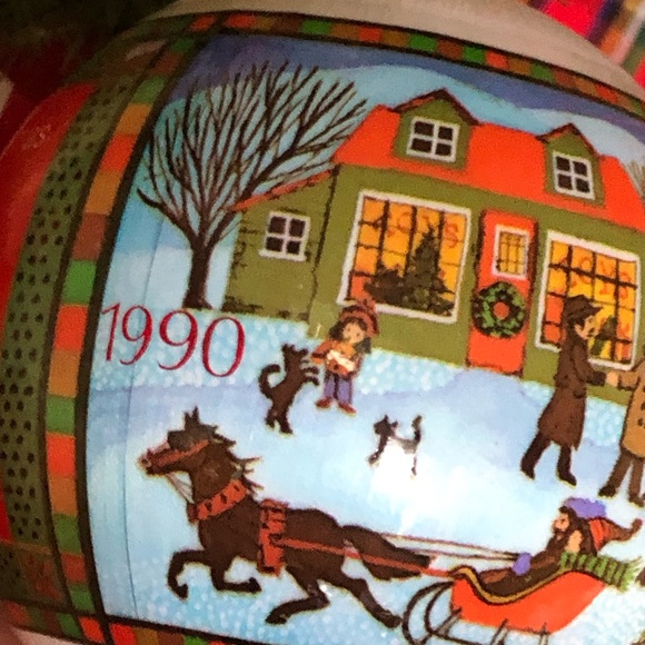 90's "Unbreakable" Christmas Ornament - 1990 Christmas Ball - 90's Collectible - Picture 3 of 6